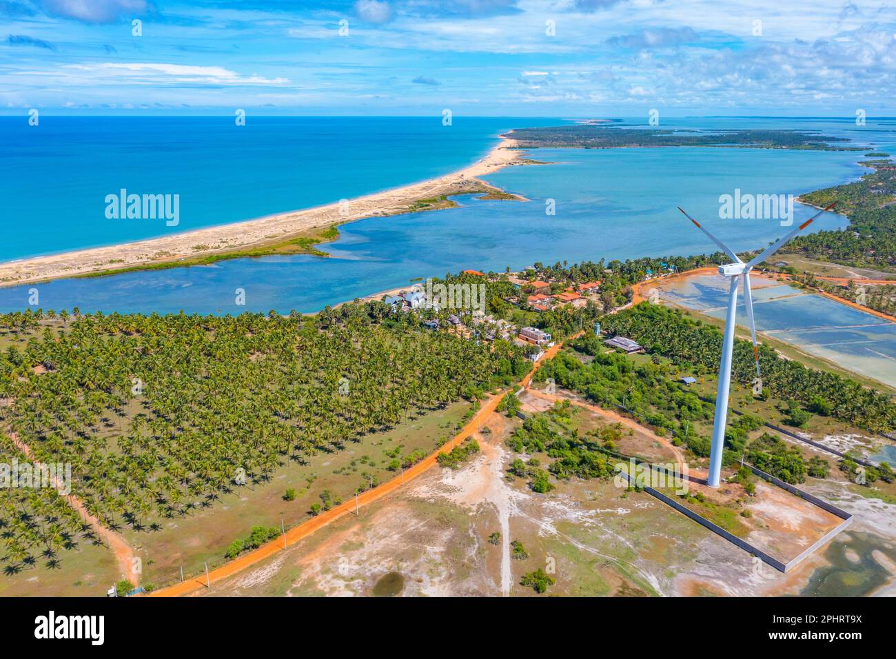Veduta aerea dei campi agricoli trascurati dalle turbine eoliche a Kalpitiya in Sri Lanka. Foto Stock
