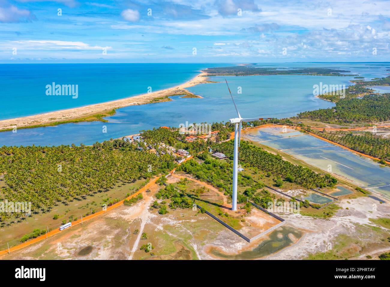 Veduta aerea dei campi agricoli trascurati dalle turbine eoliche a Kalpitiya in Sri Lanka. Foto Stock