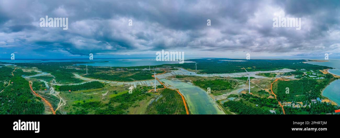 Veduta aerea dei campi agricoli trascurati dalle turbine eoliche a Kalpitiya in Sri Lanka. Foto Stock