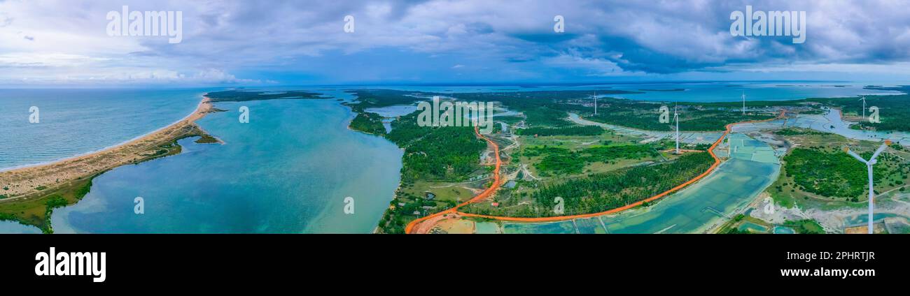 Veduta aerea dei campi agricoli trascurati dalle turbine eoliche a Kalpitiya in Sri Lanka. Foto Stock