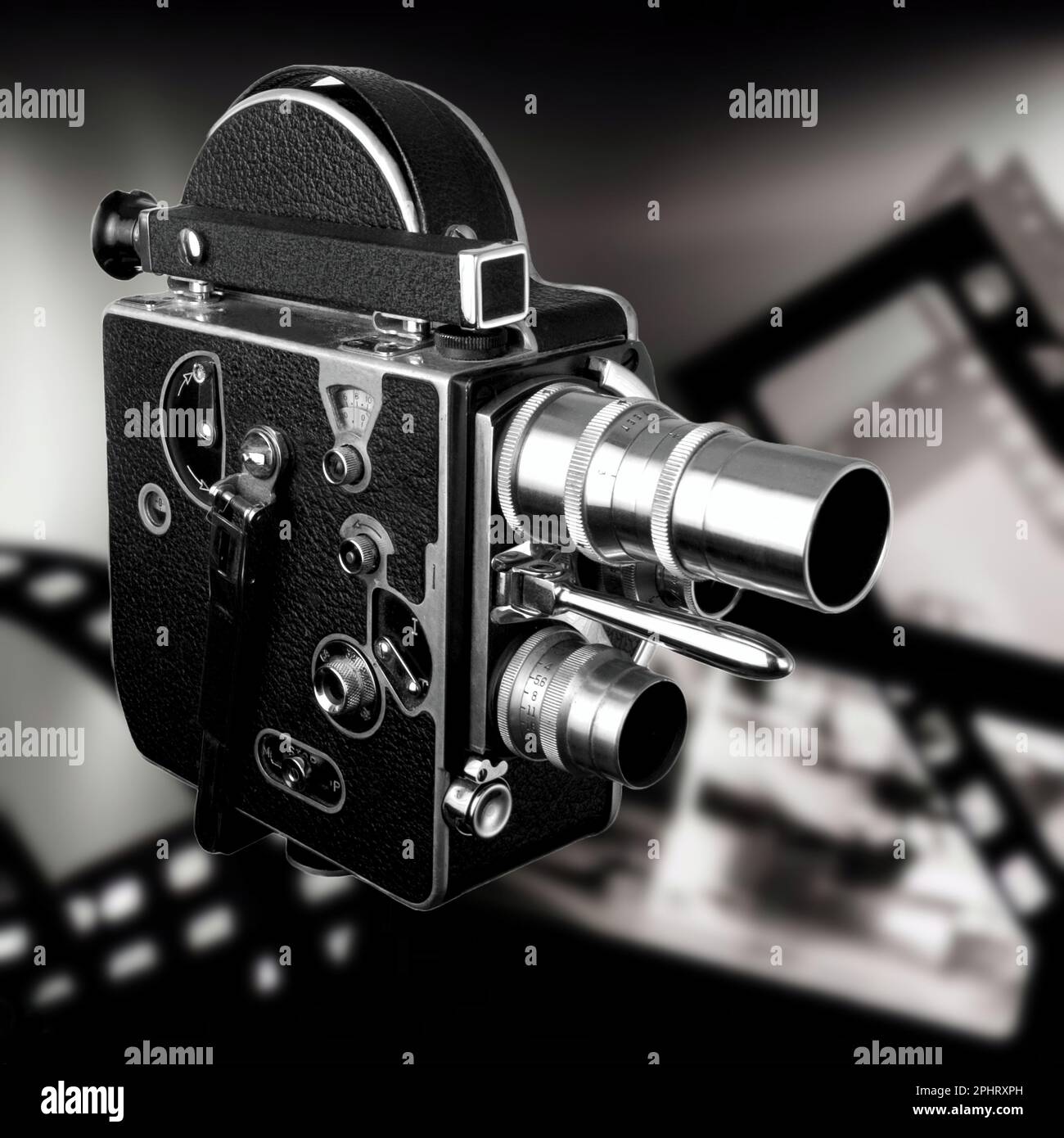 Una videocamera d'epoca sullo sfondo di vecchi film Foto Stock