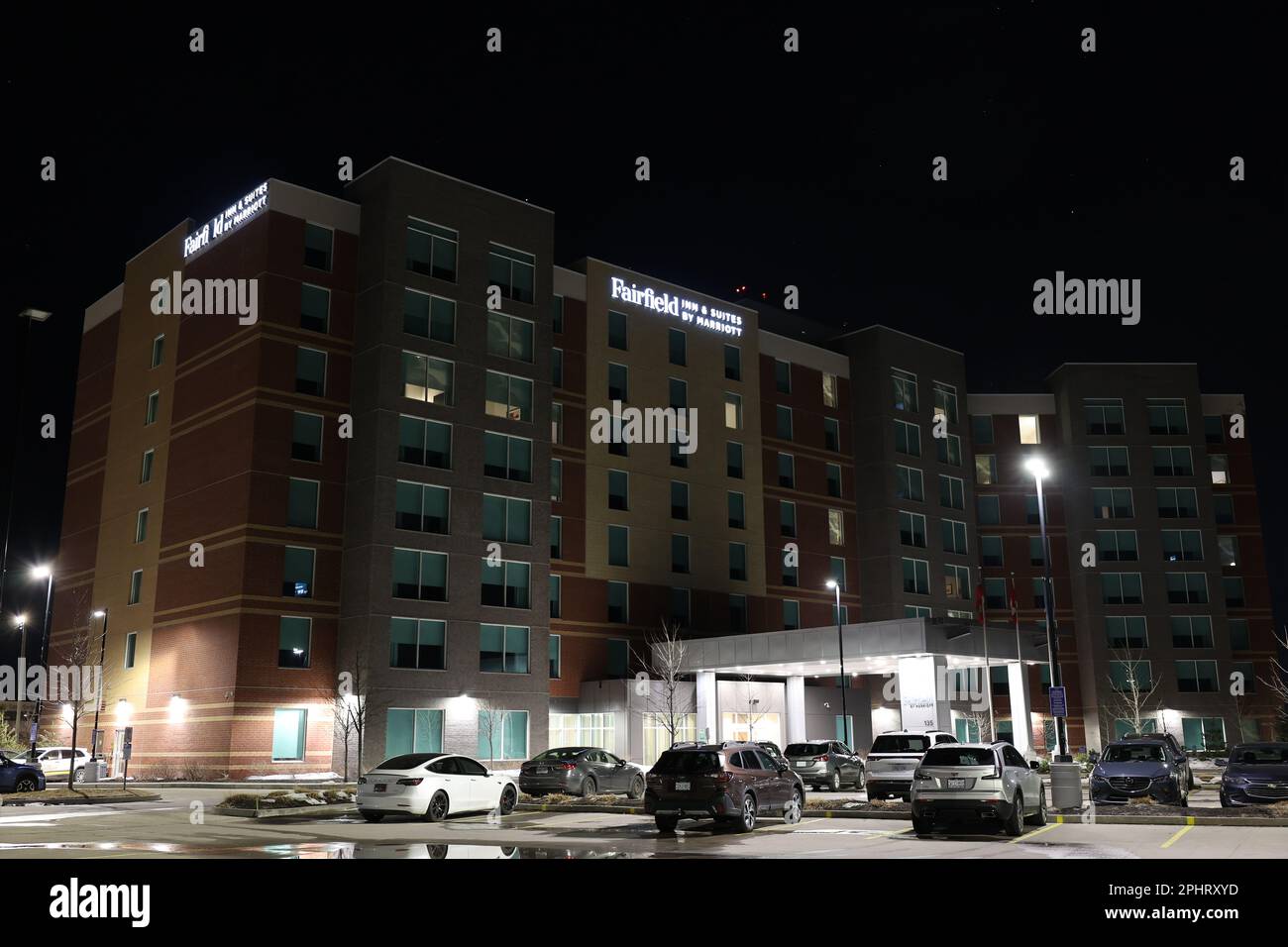 Hotel all'aeroporto di notte Foto Stock