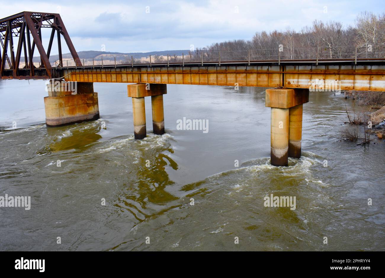 L'acqua alta del fiume Neosho (noto anche come Grand River) colpisce le pile di cemento del Grand Bridge a Fort Gibson, Oklahoma. Foto Stock