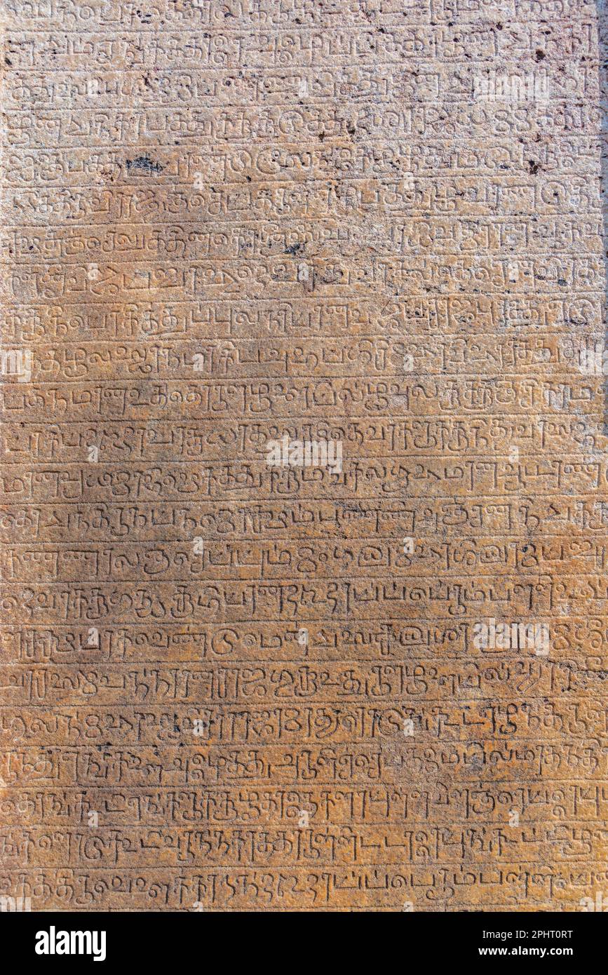 Iscrizioni in lastre di Velaikkara al quadrilatero delle rovine di Polonnaruwa, Sri Lanka. Foto Stock