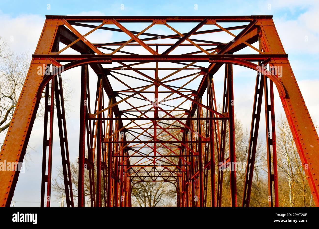 Grand Bridge sul fiume Neosho (alias Grand) a Fort Gibson, Oklahoma, Stati Uniti, Stati Uniti STATI UNITI. Guardando il cielo attraverso la cima del ponte Foto Stock