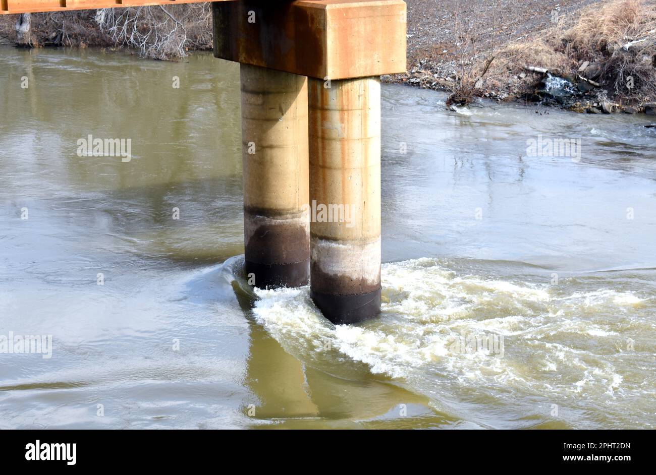 L'acqua alta del fiume Neosho (noto anche come Grand River) colpisce le pile di cemento del Grand Bridge a Fort Gibson, Oklahoma. Foto Stock