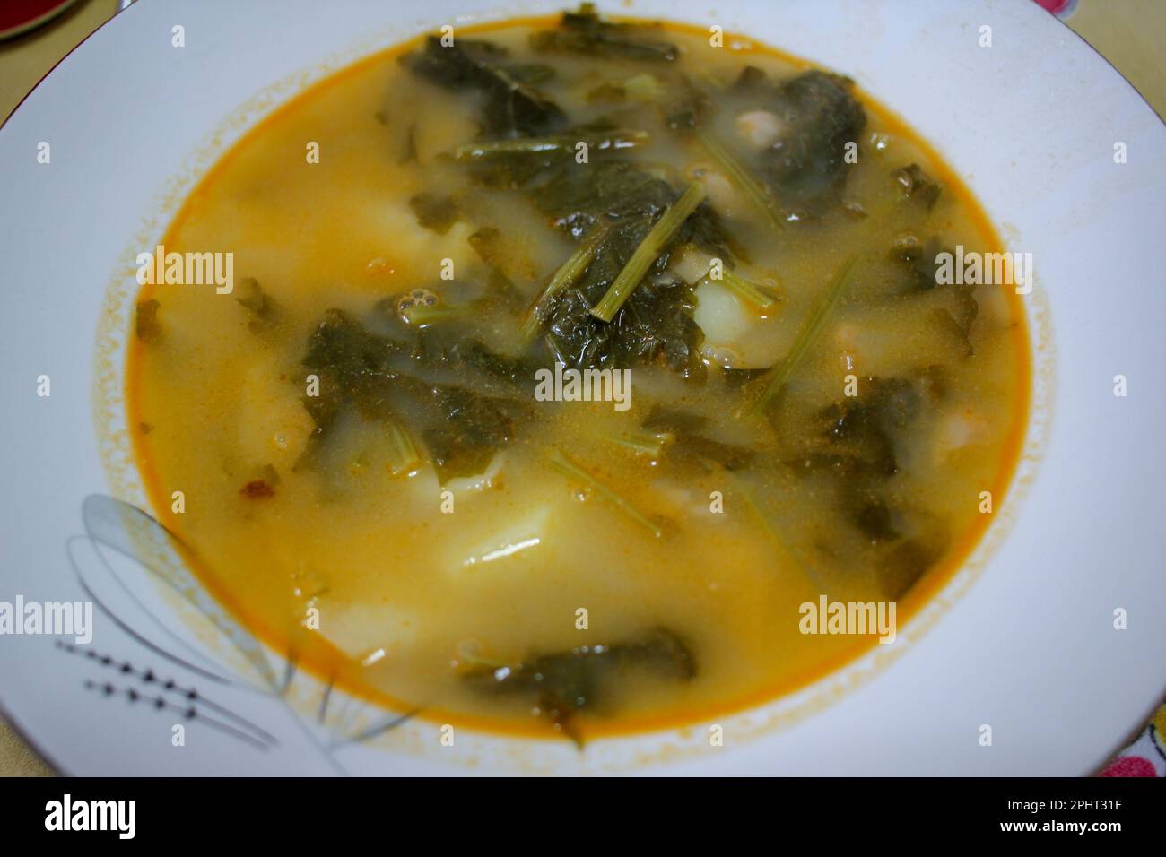 Un piatto di brodo galiziano sano dalla Spagna Foto Stock