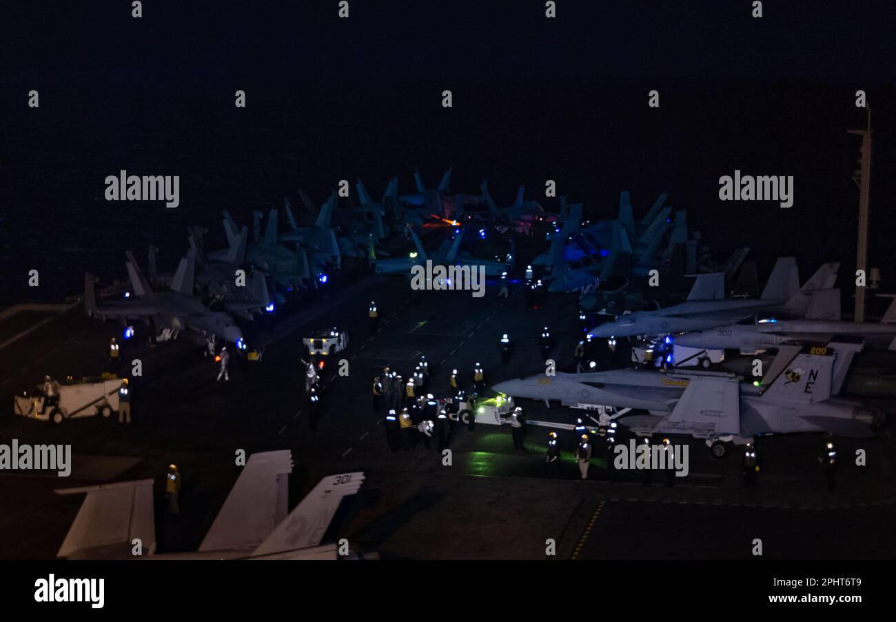 230328-N-TD381-1125 OCEANO PACIFICO (28 marzo 2023) l'equipaggio a bordo della portaerei di classe Nimitz USS Carl Vinson (CVN 70) effettua operazioni di volo. Vinson sta attualmente conducendo operazioni marittime di routine. (STATI UNITI Foto Navy di Mass Communication Specialist 3rd Classe Isaiah B. Goessl) Foto Stock