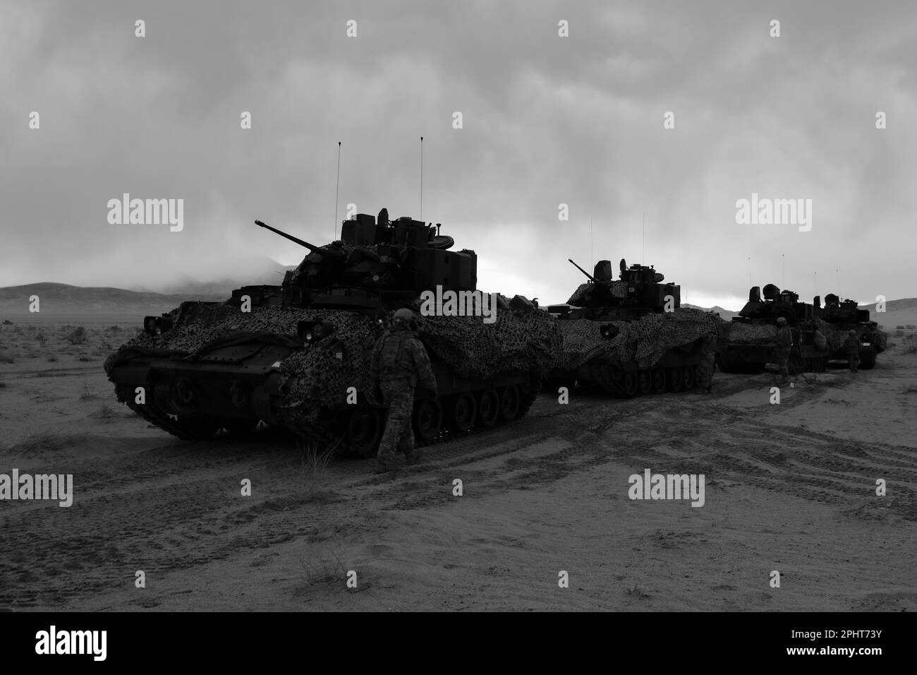 Un gruppo di veicoli da combattimento M2A4 Bradley modernizzati, assegnati alla 'Brigata Spartan', 2nd squadra di combattimento della Brigata Armorata, 3rd divisione fanteria, si preparano per un convoglio presso il National Training Center, Fort Irwin, California, 23 febbraio 2023. La Brigata Spartana, la brigata più modernizzata dell’Esercito, ha completato la sua rotazione NTC 23-05, rendendola non solo l’unità più attrezzata ma più letale dell’arsenale americano mentre l’Esercito si muove verso la costruzione dell’Esercito del 2030. (STATI UNITI Foto dell'esercito di SPC. Duke Edwards, 50th distaccamento degli affari pubblici) Foto Stock