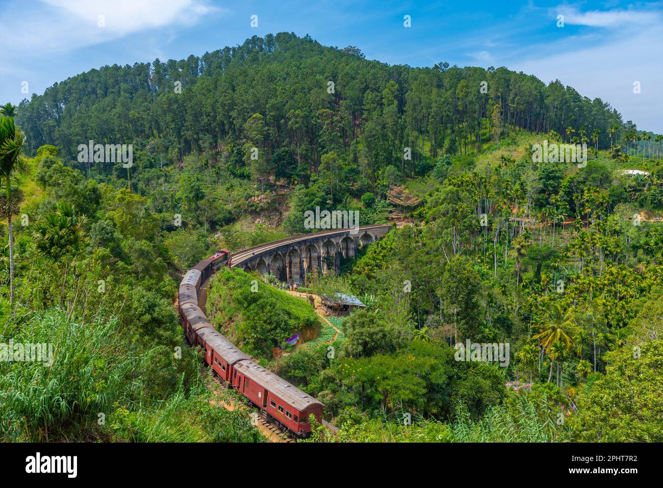 Treno passando il ponte a nove archi vicino a Ella, Sri Lanka. Foto Stock