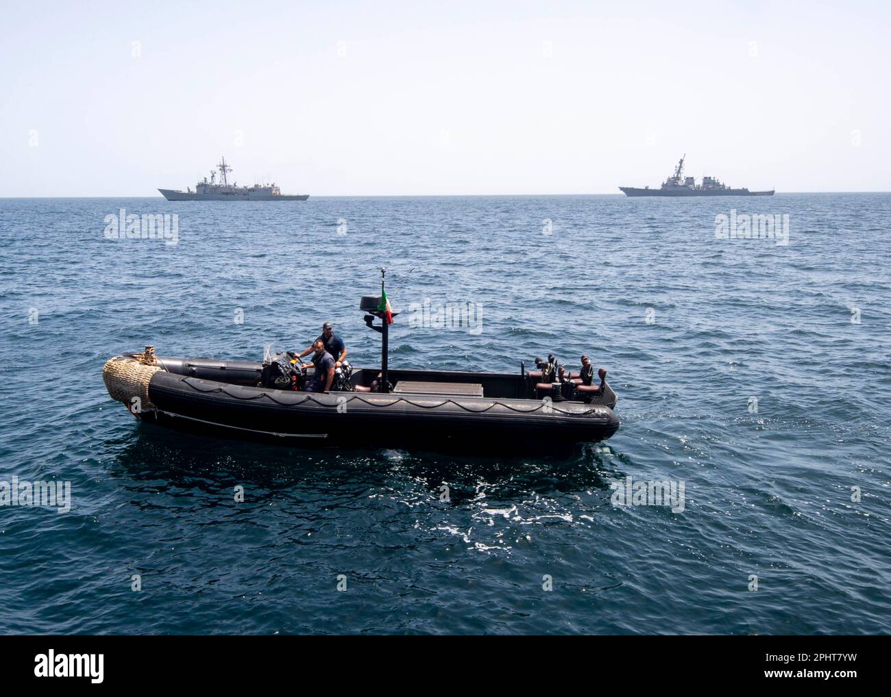 230324-N-NH267-1035 MARE ARABICO (24 marzo 2023) Una barca gonfiabile a scafo rigido (RHIB) della fregata della Marina Italiana Carlo Bergamini (F 590) conduce un esercizio VBSS con il cacciatorpediniere di missili guidati USS Paul Hamilton (DDG 60), 24 marzo 2023 nel Mar Arabico. Paul Hamilton è schierato nell'area delle operazioni della flotta degli Stati Uniti 5th per contribuire a garantire la sicurezza marittima e la stabilità nella regione del Medio Oriente. (STATI UNITI Foto Navy di Mass Communication Specialist 2nd Classe Elliot Schaudt) Foto Stock 230324-N-NH267-1035 MARE ARABICO (24 marzo 2023) Una barca gonfiabile a scafo rigido (RHIB) della fregata della Marina Italiana Carlo Bergamini (F 590) conduce un esercizio VBSS con il cacciatorpediniere di missili guidati USS Paul Hamilton (DDG 60), 24 marzo 2023 nel Mar Arabico. Paul Hamilton è schierato nell'area delle operazioni della flotta degli Stati Uniti 5th per contribuire a garantire la sicurezza marittima e la stabilità nella regione del Medio Oriente. (STATI UNITI Foto Navy di Mass Communication Specialist 2nd Classe Elliot Schaudt) Foto Stock