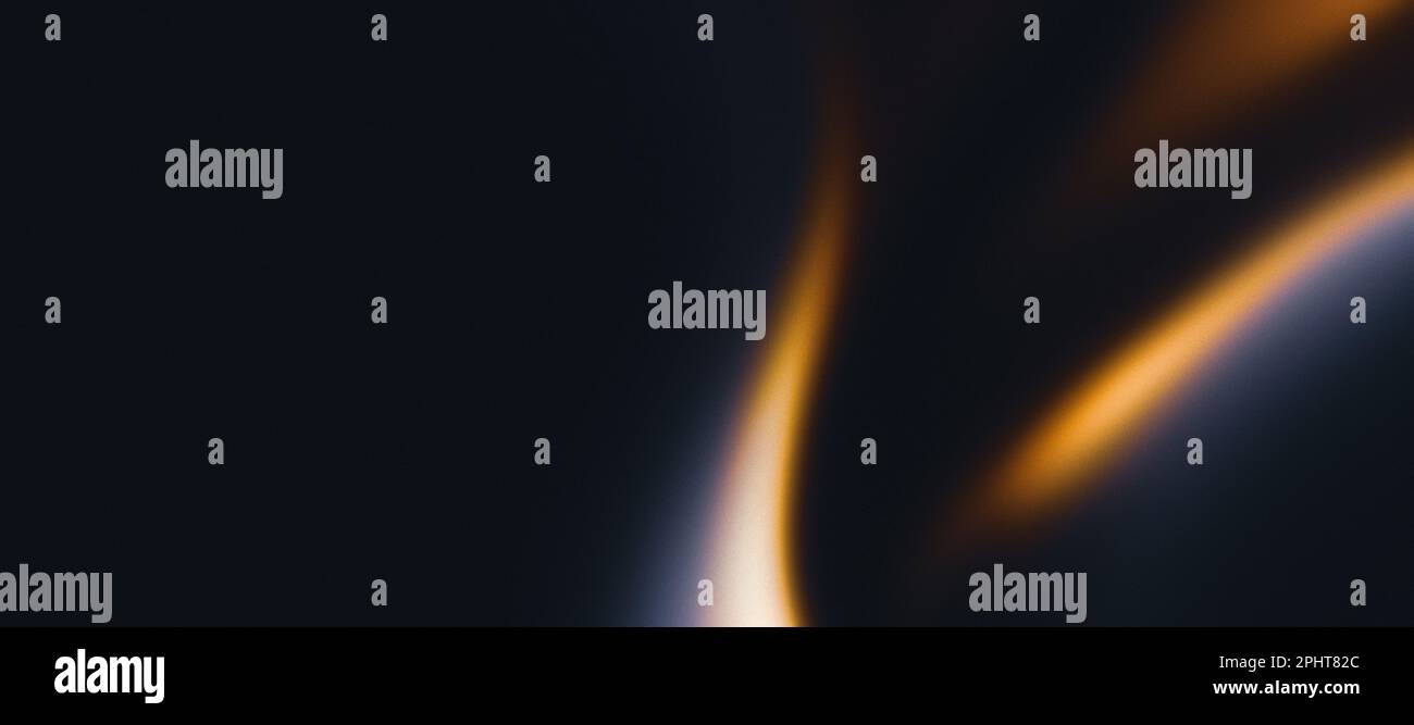 Fiamma dorata su sfondo grigio scuro, onde arancioni sfocate astratte su rumore scuro, spazio di copia Foto Stock
