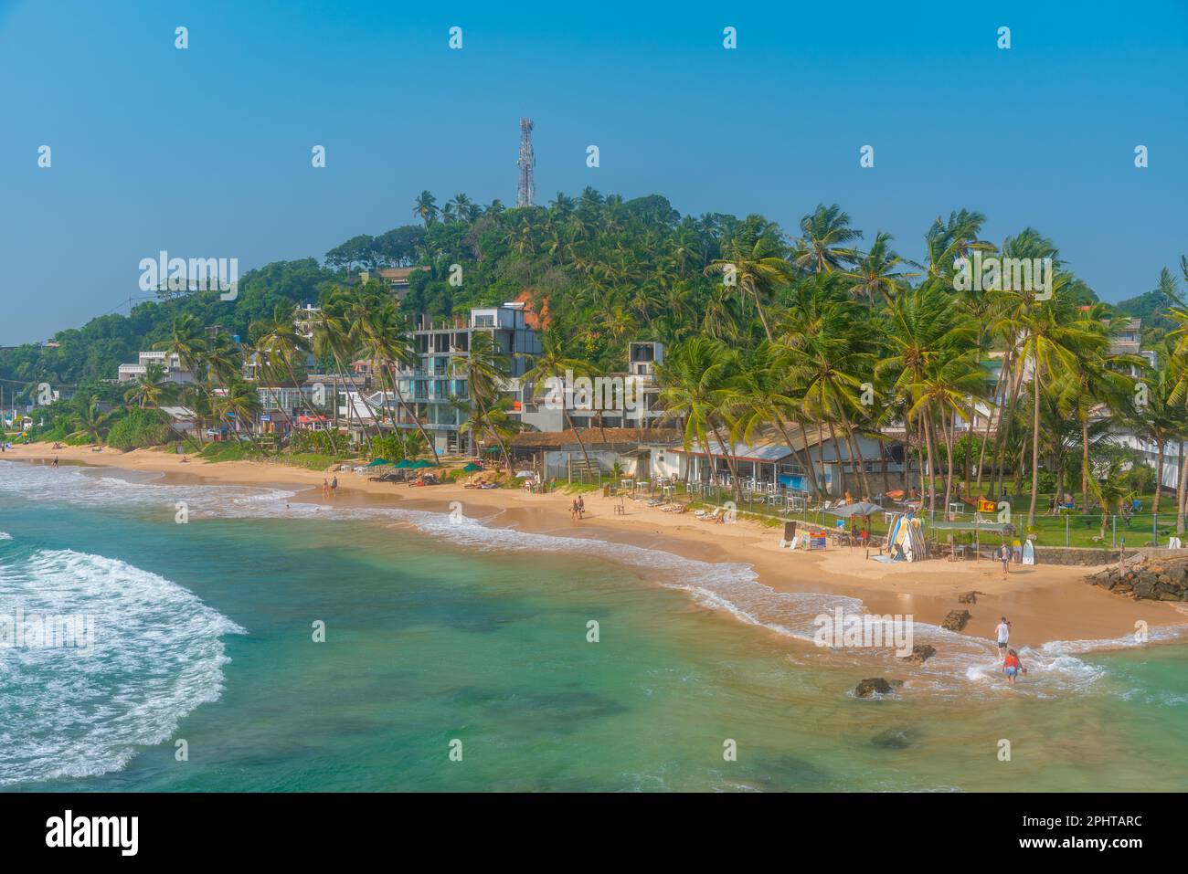 La spiaggia di Mirissa si affaccia sulla roccia del Parrot nello Sri Lanka. Foto Stock