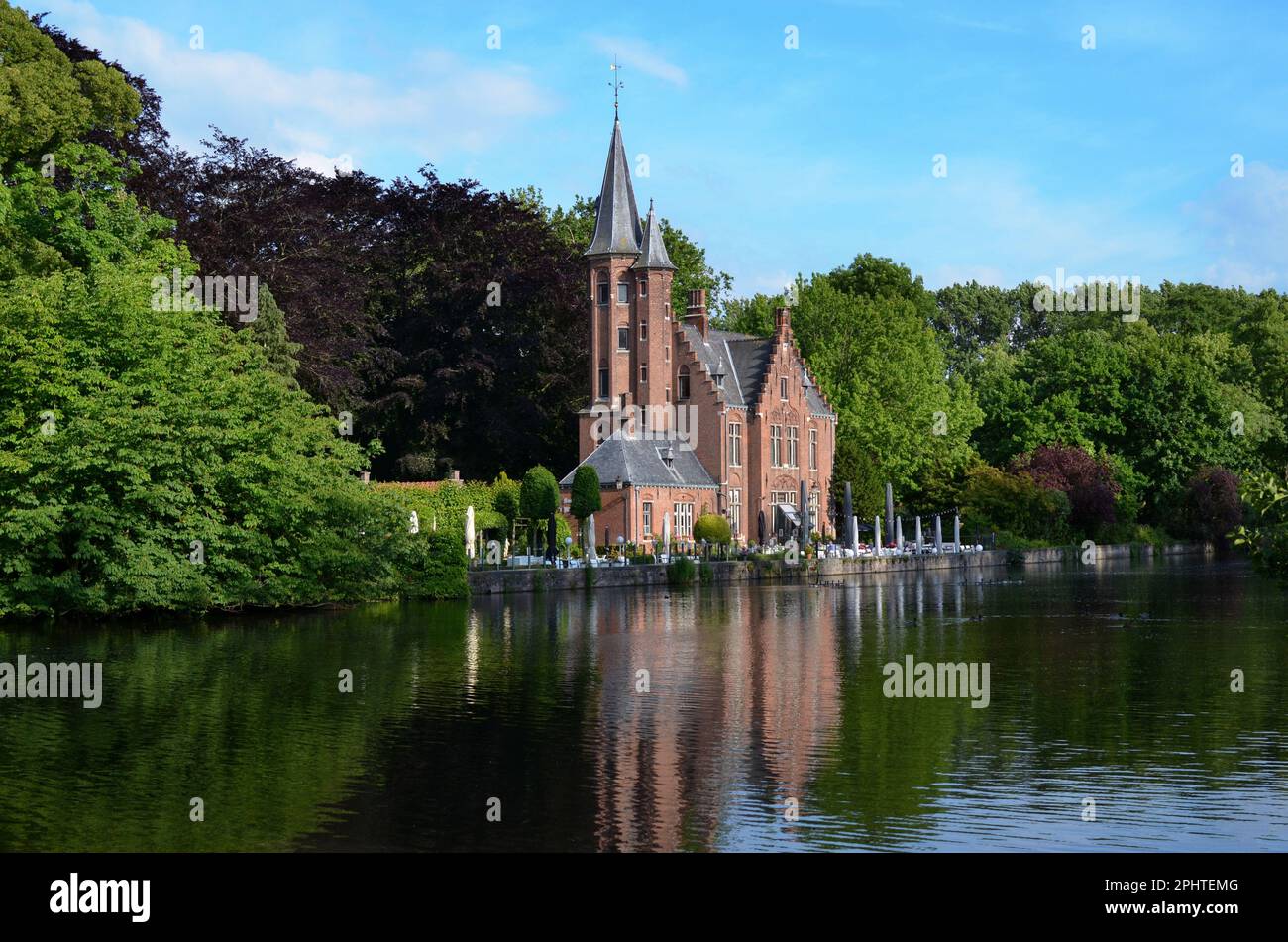 BRUGES, BELGIO - 14 GIUGNO 2019: Castello de la Faille con un bel giardino sul lago Minnewater Foto Stock