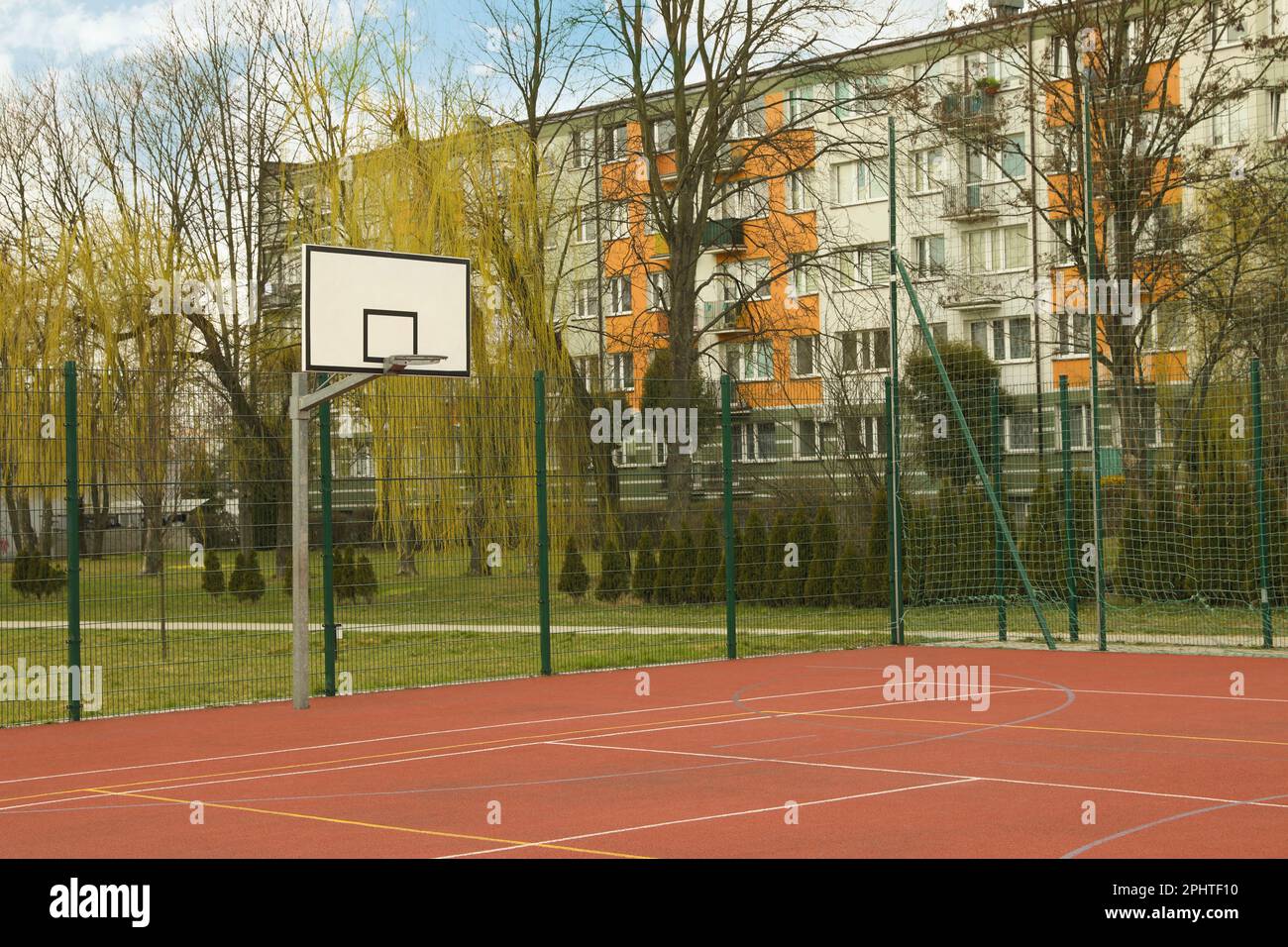 Campo da pallacanestro presso il complesso sportivo all'aperto nelle giornate di sole Foto Stock