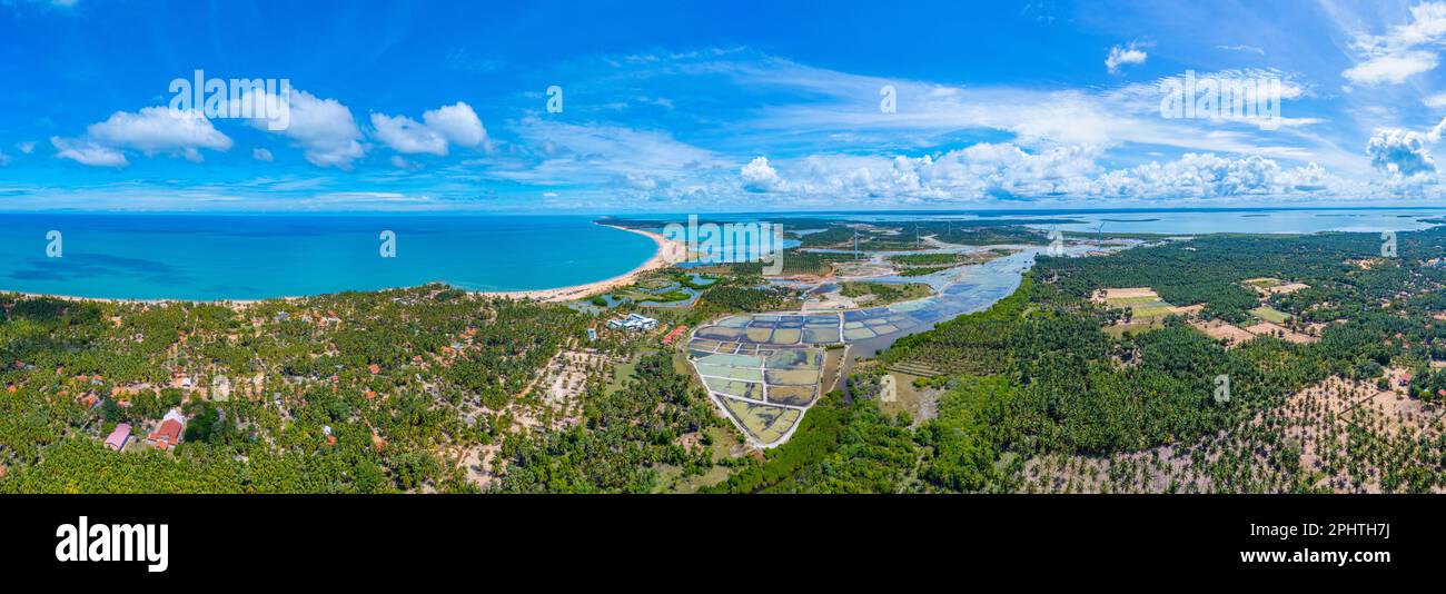 Veduta aerea dei campi agricoli trascurati dalle turbine eoliche a Kalpitiya in Sri Lanka. Foto Stock