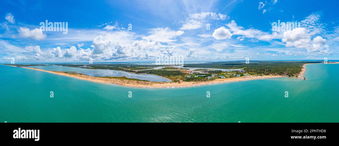 Veduta aerea dei campi agricoli trascurati dalle turbine eoliche a Kalpitiya in Sri Lanka. Foto Stock