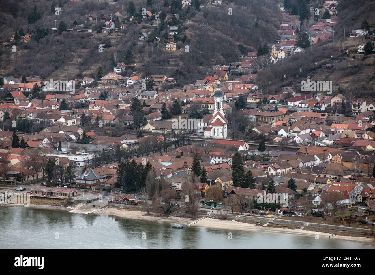 Nagymaros - Porto di Visegrad e skyline della città sul Danubio, Ungheria Foto Stock