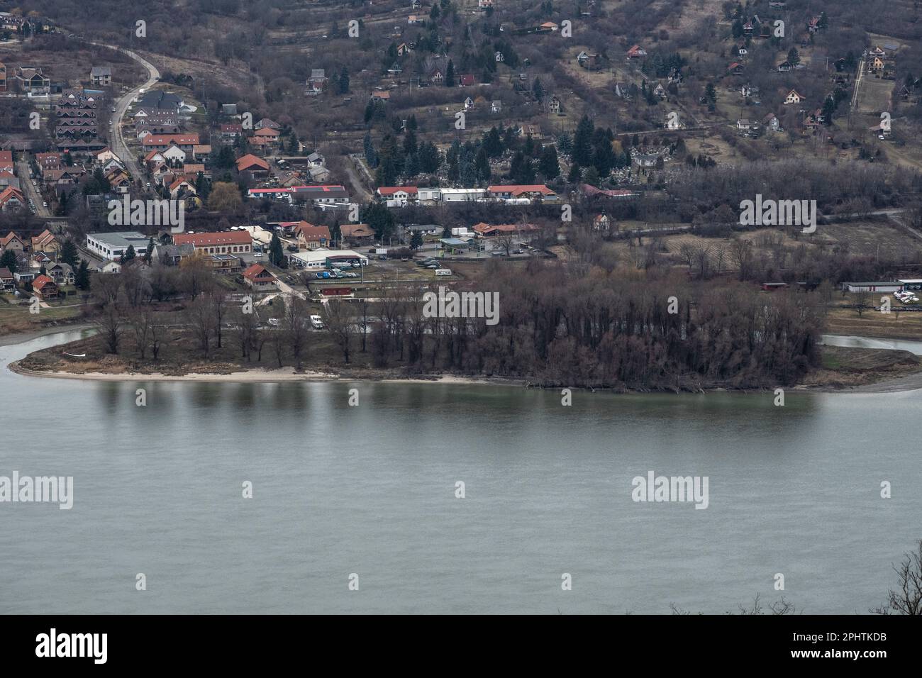 Nagymaros - Porto di Visegrad e skyline della città sul Danubio, Ungheria Foto Stock