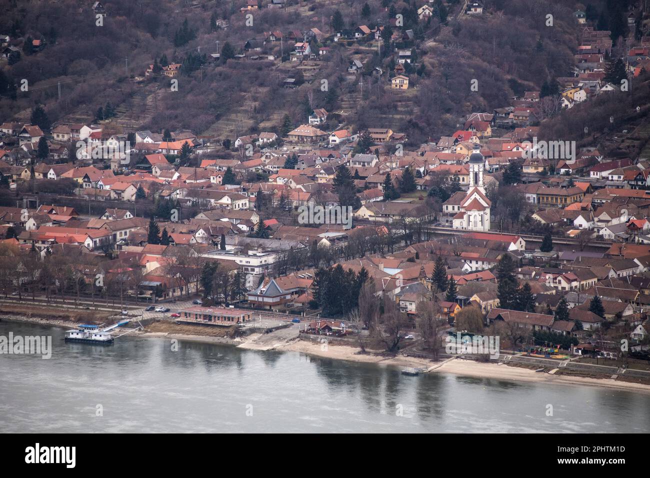 Nagymaros - Porto di Visegrad e skyline della città sul Danubio, Ungheria Foto Stock