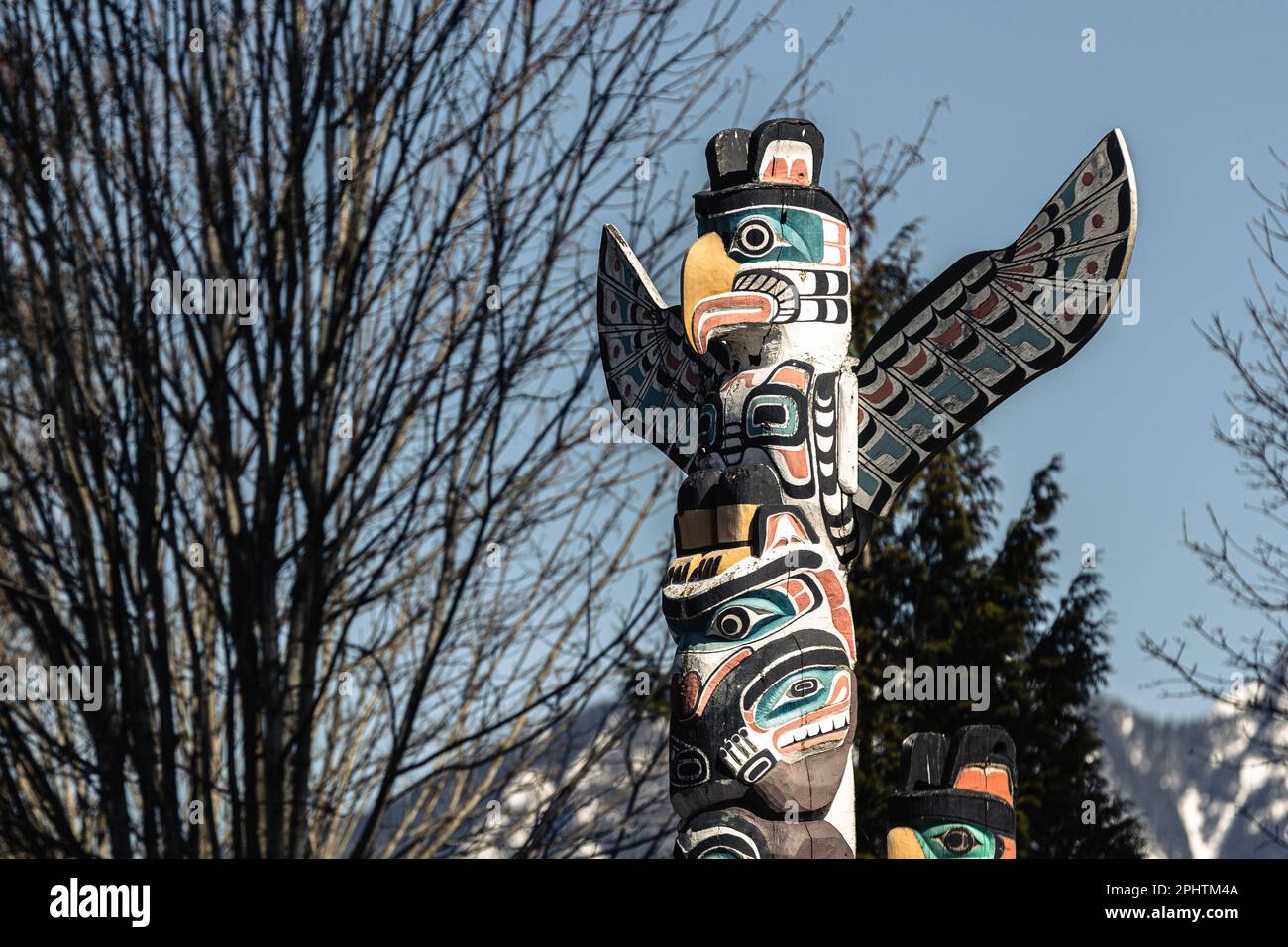 Totem Poles che rappresenta storie della prima nazione canadese in mostra a Brockton Point all'interno dello Stanely Park a Vancouver, Canada. Foto Stock