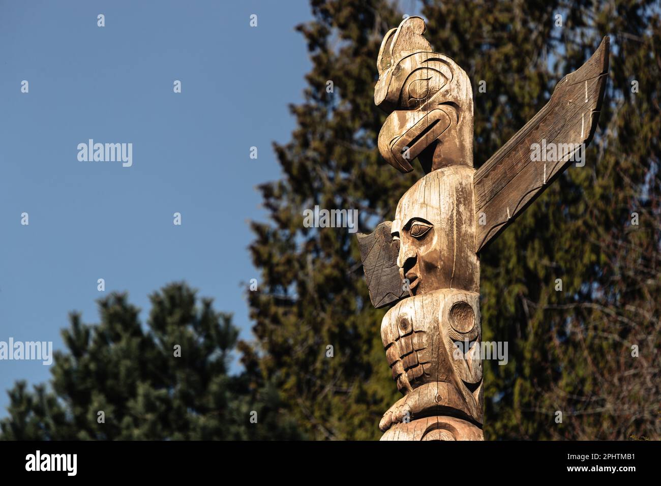 Totem Poles che rappresenta storie della prima nazione canadese in mostra a Brockton Point all'interno dello Stanely Park a Vancouver, Canada. Foto Stock