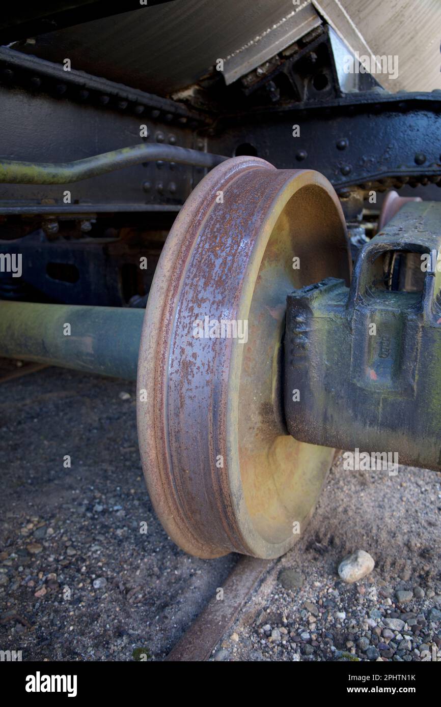 Esterno del vecchio armadio refrigerato con un segno in lettere bianche che dice: BERE COCA-COLA. Foto Stock