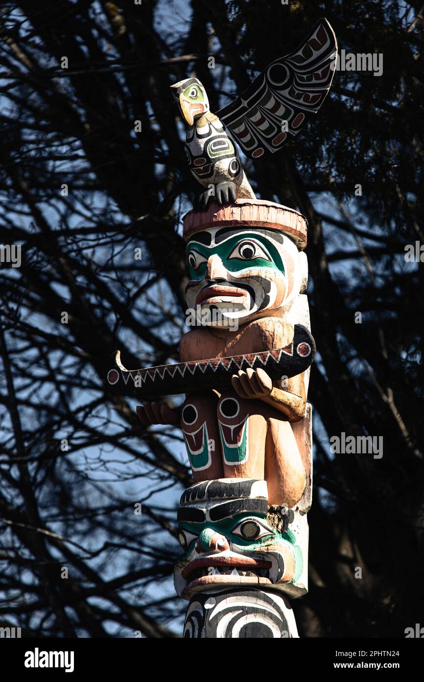 Totem Poles che rappresenta storie della prima nazione canadese in mostra a Brockton Point all'interno dello Stanely Park a Vancouver, Canada. Foto Stock