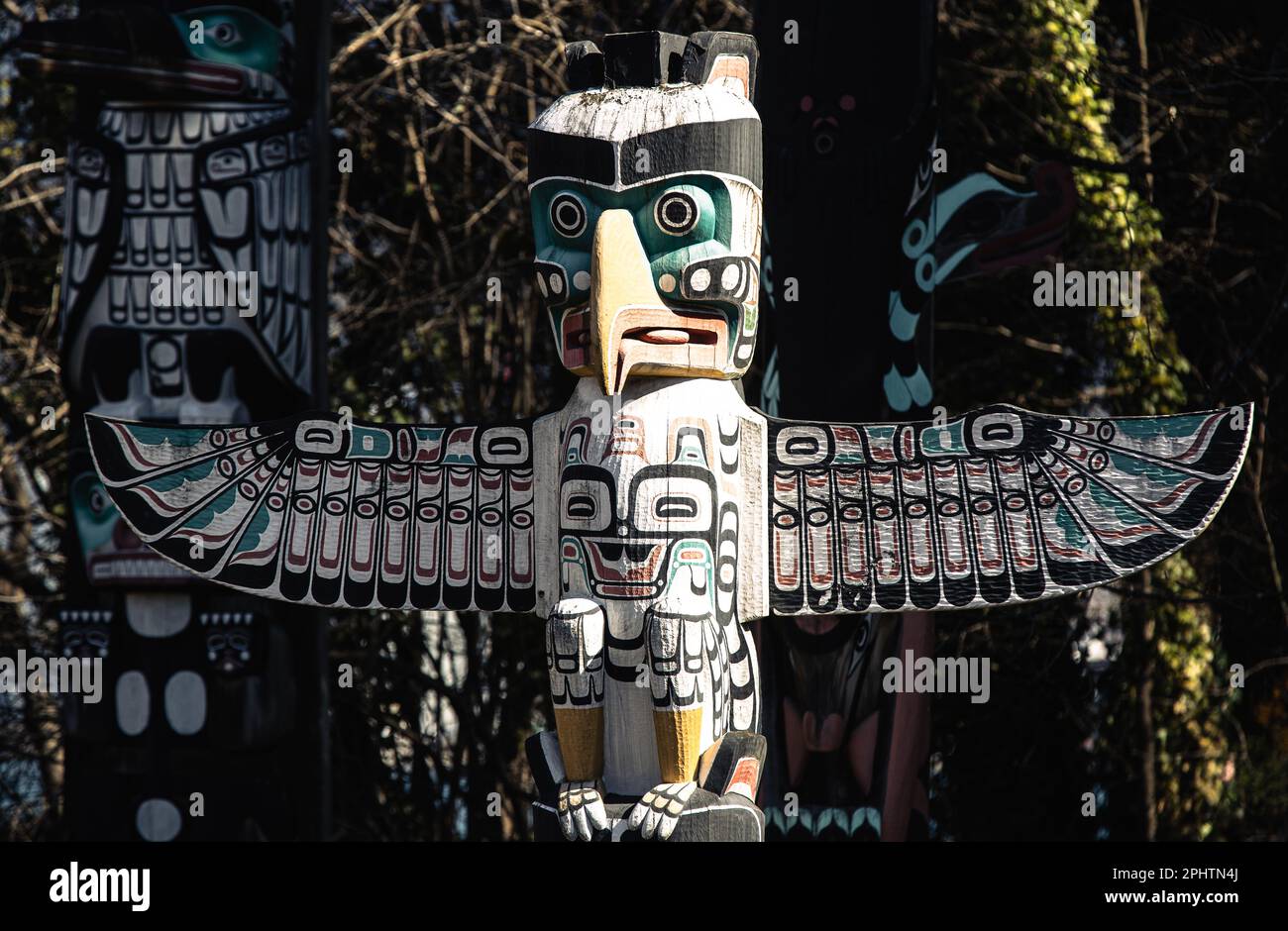 Totem Poles che rappresenta storie della prima nazione canadese in mostra a Brockton Point all'interno dello Stanely Park a Vancouver, Canada. Foto Stock
