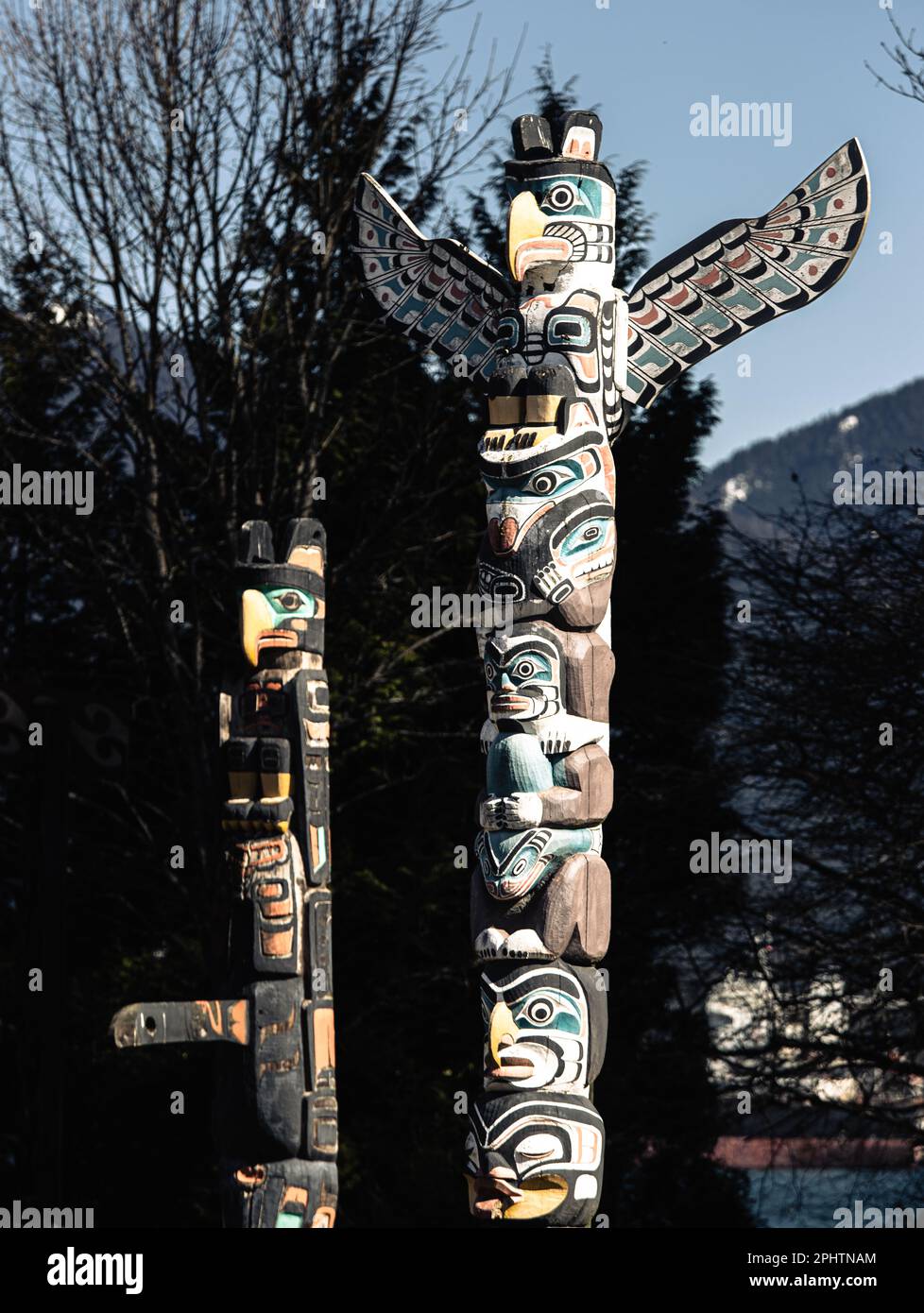 Totem Poles che rappresenta storie della prima nazione canadese in mostra a Brockton Point all'interno dello Stanely Park a Vancouver, Canada. Foto Stock