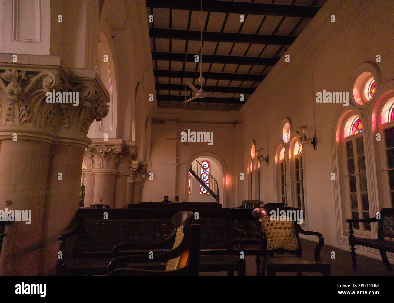 Interno di una sinagoga. Casa ebraica di culto per lo scopo di preghiera ebraica, studio, assemblea e lettura della Torah. Foto Stock