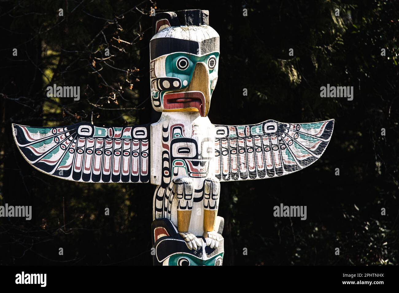 Totem Poles che rappresenta storie della prima nazione canadese in mostra a Brockton Point all'interno dello Stanely Park a Vancouver, Canada. Foto Stock