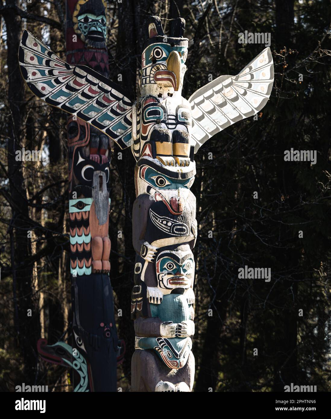 Totem Poles che rappresenta storie della prima nazione canadese in mostra a Brockton Point all'interno dello Stanely Park a Vancouver, Canada. Foto Stock
