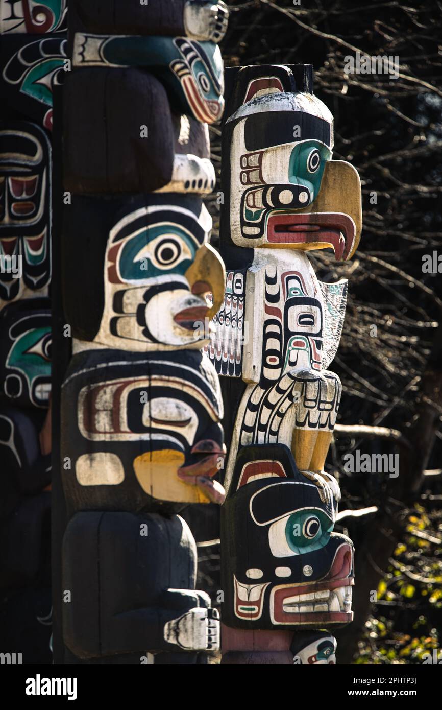 Totem Poles che rappresenta storie della prima nazione canadese in mostra a Brockton Point all'interno dello Stanely Park a Vancouver, Canada. Foto Stock