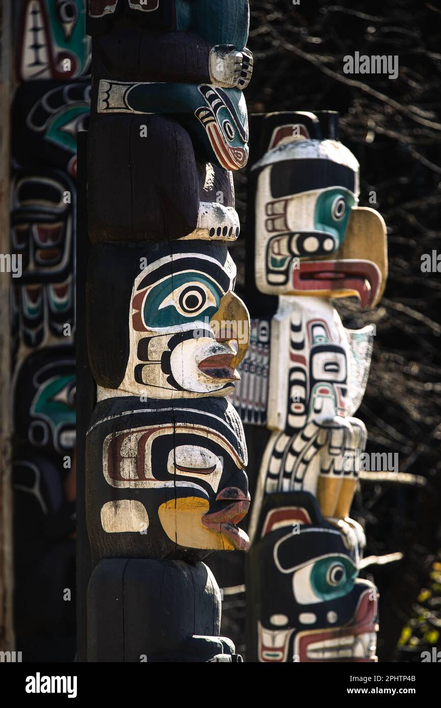 Totem Poles che rappresenta storie della prima nazione canadese in mostra a Brockton Point all'interno dello Stanely Park a Vancouver, Canada. Foto Stock