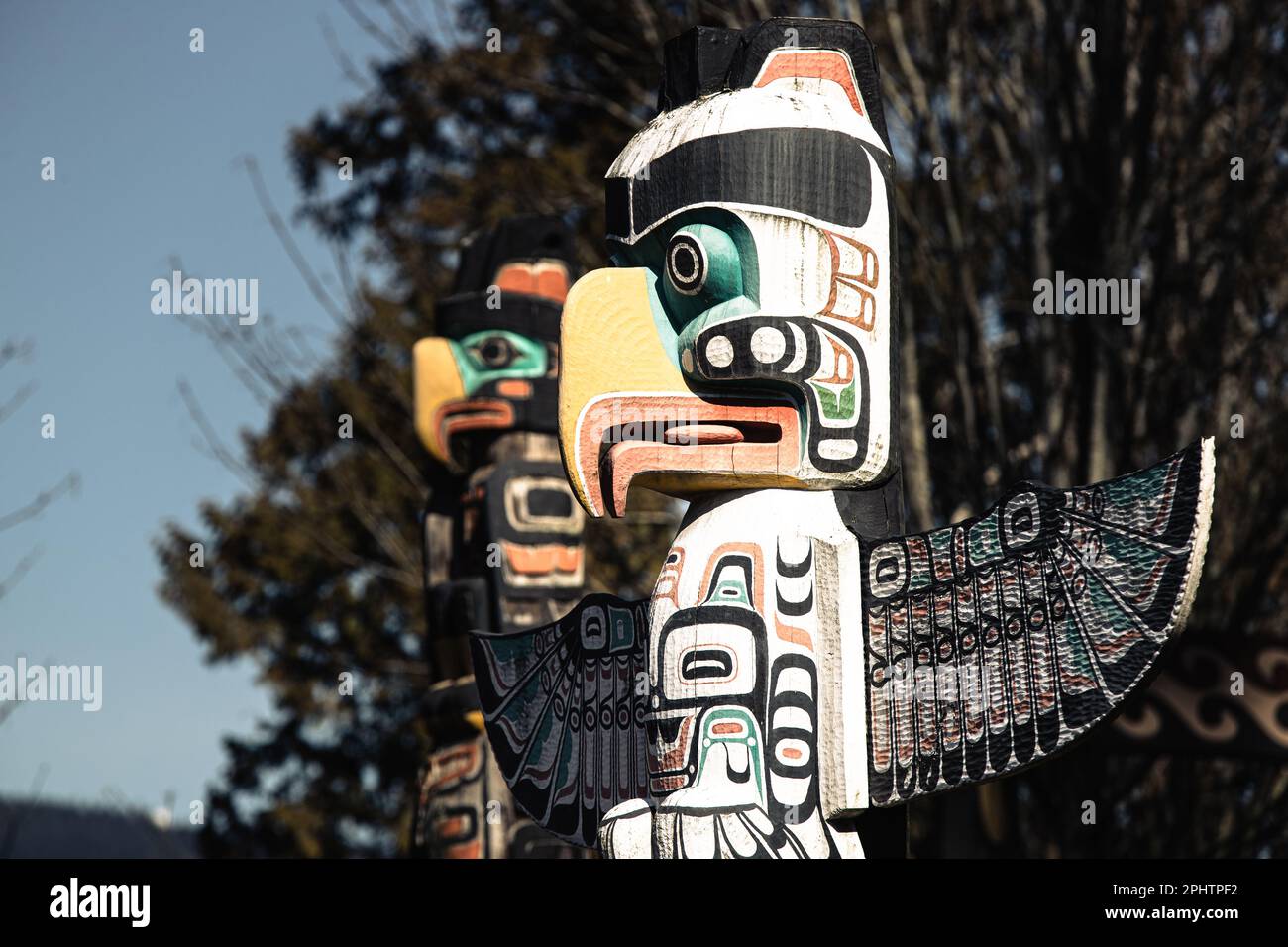 Totem Poles che rappresenta storie della prima nazione canadese in mostra a Brockton Point all'interno dello Stanely Park a Vancouver, Canada. Foto Stock