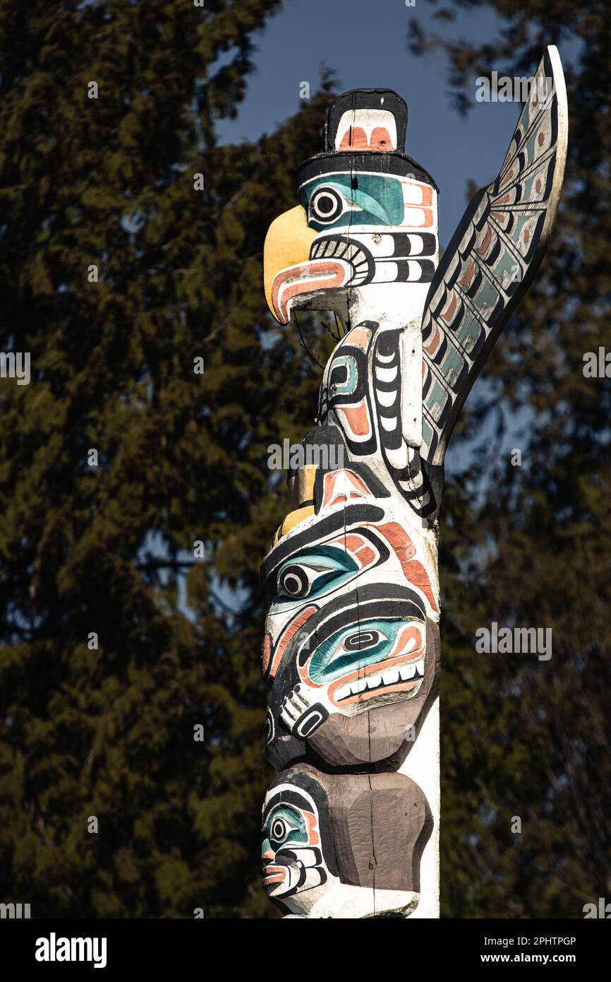 Totem Poles che rappresenta storie della prima nazione canadese in mostra a Brockton Point all'interno dello Stanely Park a Vancouver, Canada. Foto Stock