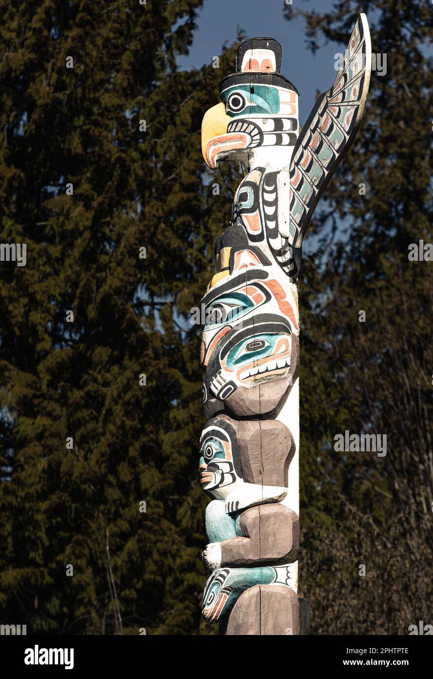 Totem Poles che rappresenta storie della prima nazione canadese in mostra a Brockton Point all'interno dello Stanely Park a Vancouver, Canada. Foto Stock