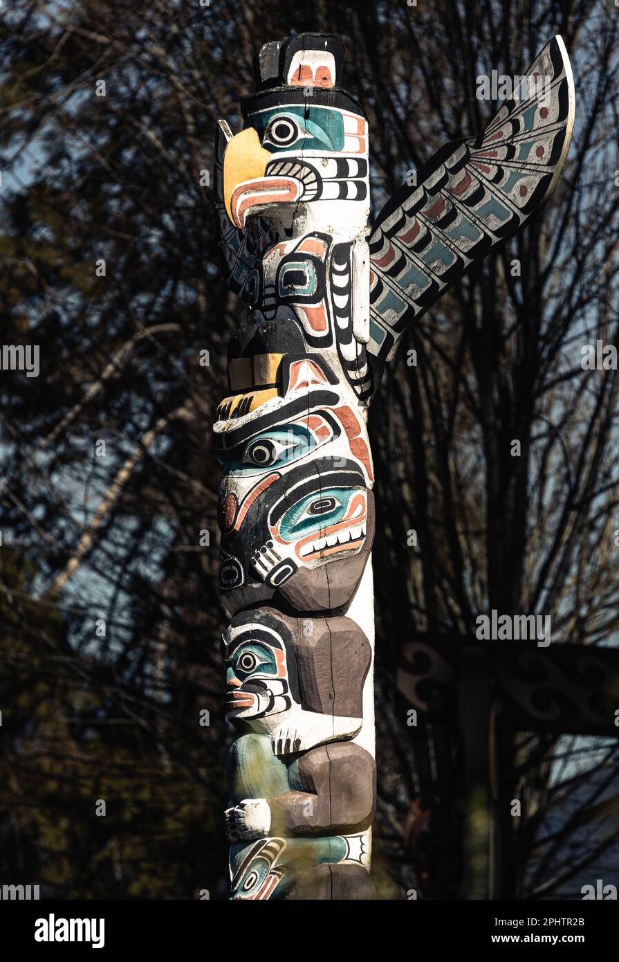 Totem Poles che rappresenta storie della prima nazione canadese in mostra a Brockton Point all'interno dello Stanely Park a Vancouver, Canada. Foto Stock
