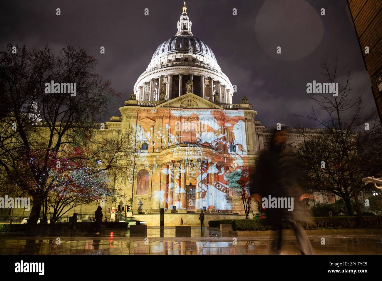 Londra, Regno Unito. 29th Mar, 2023. La scultura dell'artista russo Andrei Molodkin piena di sangue afghano è proiettata sulla Cattedrale di San Paolo. È in risposta al principe Harry che afferma nel suo memoriale 'Spare' di aver ucciso 25 combattenti talebani durante i suoi due tour in Afghanistan. Credit: SOPA Images Limited/Alamy Live News Foto Stock