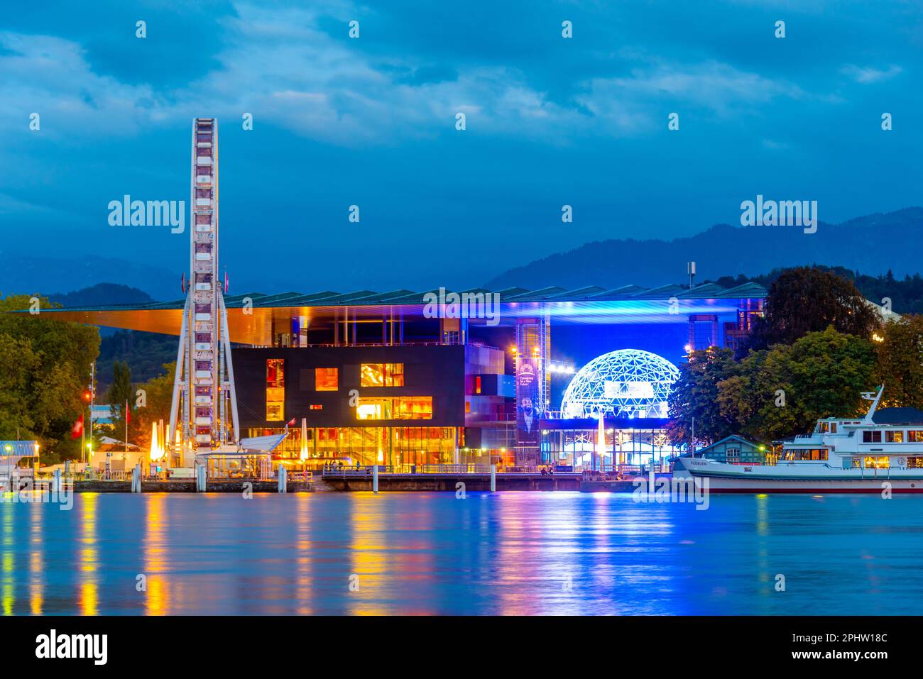 Vista al tramonto sulla ruota panoramica di fronte al centro culturale e congressuale di Lucerna, Svizzera. Foto Stock