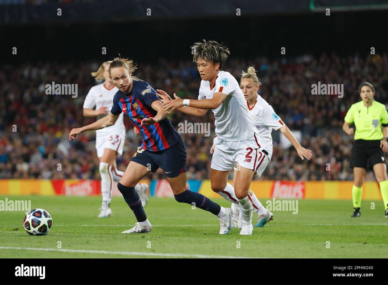Barcellona, Spagna. 29th Mar, 2023. (L-R) Graham Hansen (Barcellona), Moeka Minami (Roma) Calcio : UEFA Women's Champions League Quarter-fianls 2nd tappa tra FC Barcelon 5-1 COME Roma al Camp Nou di Barcellona, Spagna . Credit: Mutsu Kawamori/AFLO/Alamy Live News Foto Stock