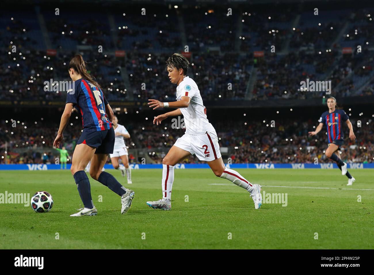 Barcellona, Spagna. 29th Mar, 2023. (L-R) Graham Hansen (Barcellona), Moeka Minami (Roma) Calcio : UEFA Women's Champions League Quarter-fianls 2nd tappa tra FC Barcelon 5-1 COME Roma al Camp Nou di Barcellona, Spagna . Credit: Mutsu Kawamori/AFLO/Alamy Live News Foto Stock