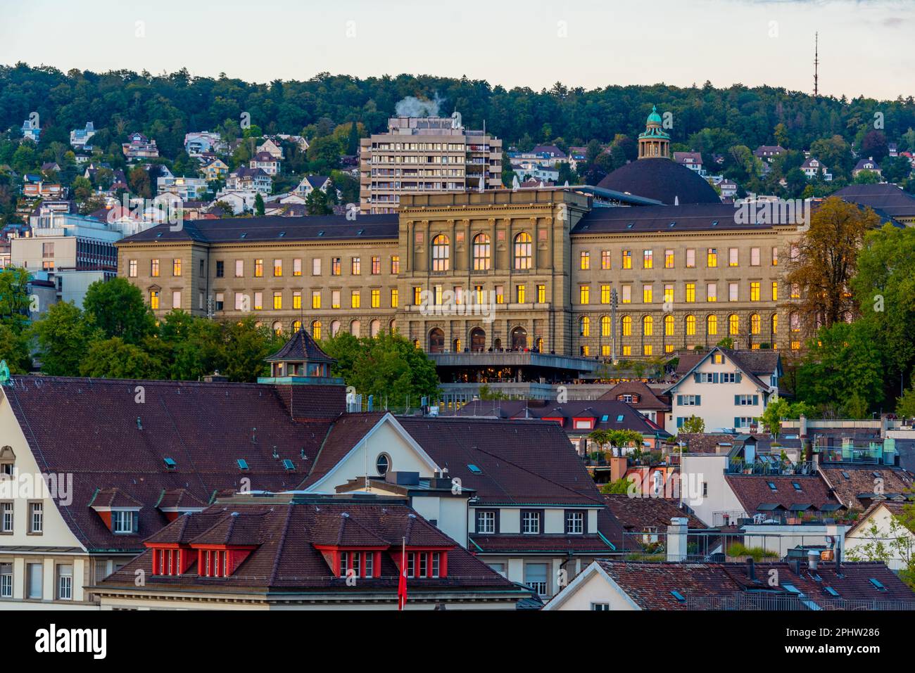 Vista dell'Istituto Federale di tecnologia (in tedesco: ETH) da un prak. ETH Zurich è un'ingegneria, scienza, tecnologia, matematica e gestione Foto Stock