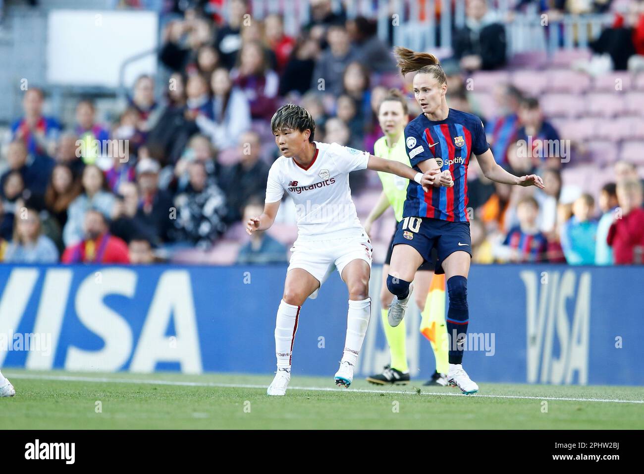 Barcellona, Spagna. 29th Mar, 2023. (L-R) Moeka Minami (Roma), Graham Hansen (Barcellona) Calcio : UEFA Women's Champions League Quarter-fianls 2nd tappa tra FC Barcelon 5-1 COME Roma al Camp Nou di Barcellona, Spagna . Credit: Mutsu Kawamori/AFLO/Alamy Live News Foto Stock