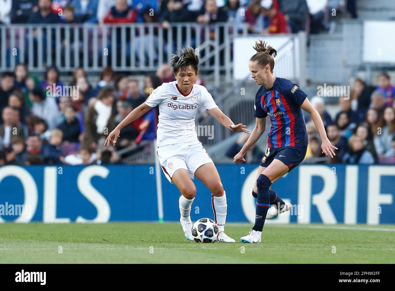 Barcellona, Spagna. 29th Mar, 2023. (L-R) Moeka Minami (Roma), Graham Hansen (Barcellona) Calcio : UEFA Women's Champions League Quarter-fianls 2nd tappa tra FC Barcelon 5-1 COME Roma al Camp Nou di Barcellona, Spagna . Credit: Mutsu Kawamori/AFLO/Alamy Live News Foto Stock