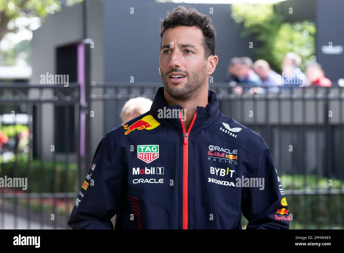 Melbourne, Australia, 30 marzo 2023. Daniel Ricciardo è visto entrare nel paddock al Gran Premio d'Australia di Formula uno il 30 marzo 2023, al circuito del Gran Premio di Melbourne ad Albert Park, in Australia. Credit: Dave Hewison/Speed Media/Alamy Live News Foto Stock