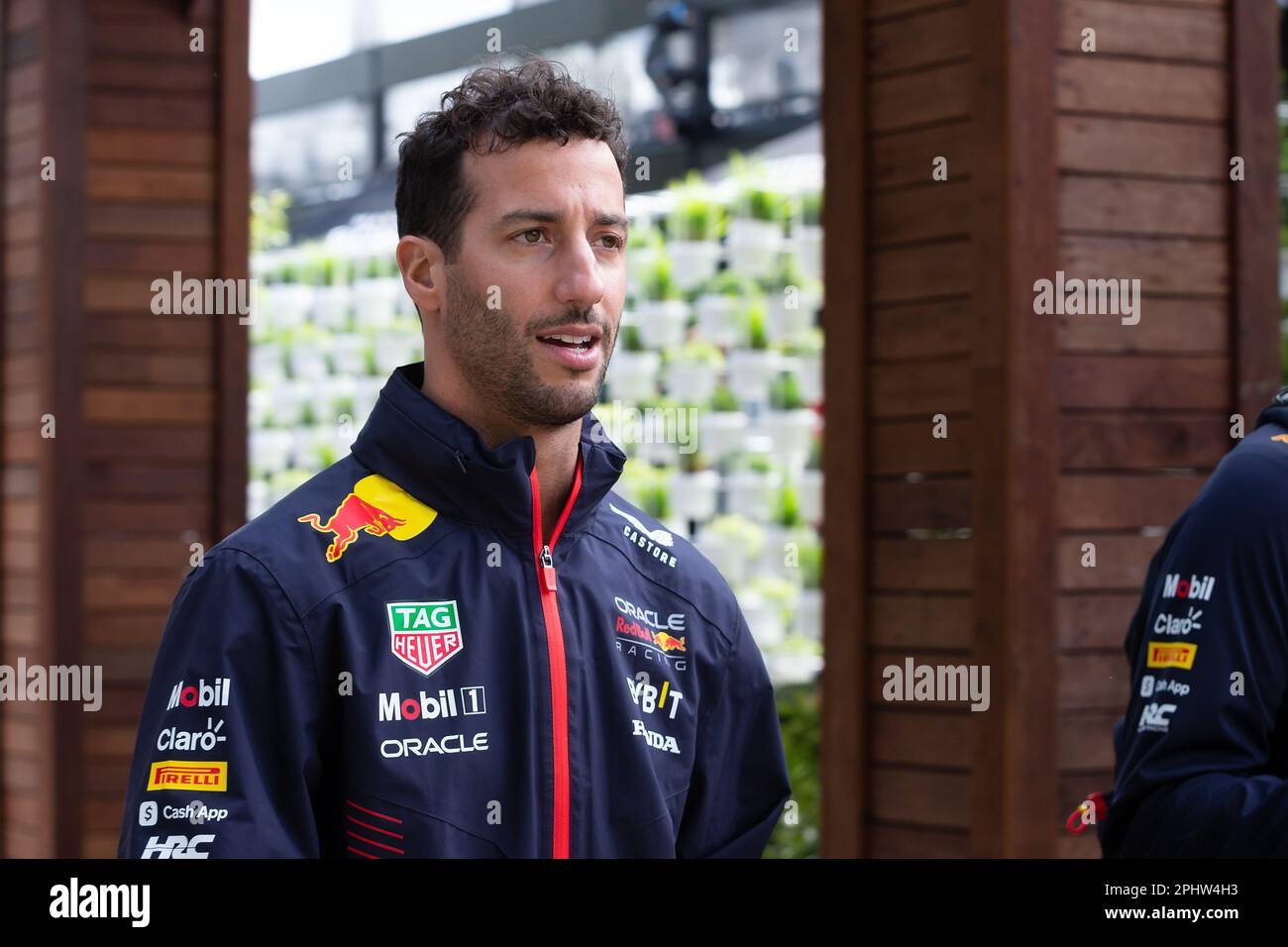 Melbourne, Australia, 30 marzo 2023. Daniel Ricciardo è visto entrare nel paddock al Gran Premio d'Australia di Formula uno il 30 marzo 2023, al circuito del Gran Premio di Melbourne ad Albert Park, in Australia. Credit: Dave Hewison/Speed Media/Alamy Live News Foto Stock