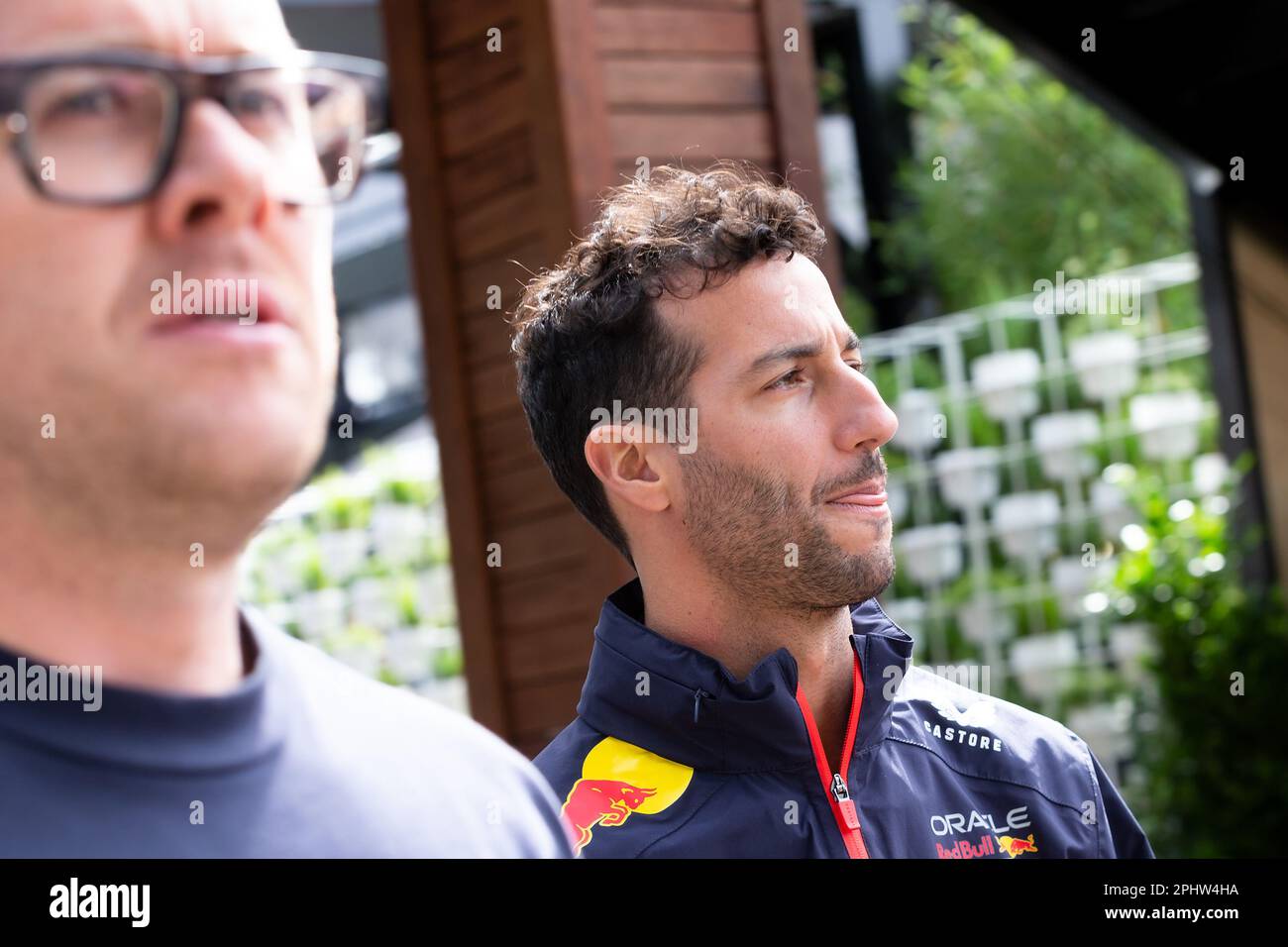 Melbourne, Australia, 30 marzo 2023. Daniel Ricciardo è visto entrare nel paddock al Gran Premio d'Australia di Formula uno il 30 marzo 2023, al circuito del Gran Premio di Melbourne ad Albert Park, in Australia. Credit: Dave Hewison/Speed Media/Alamy Live News Foto Stock