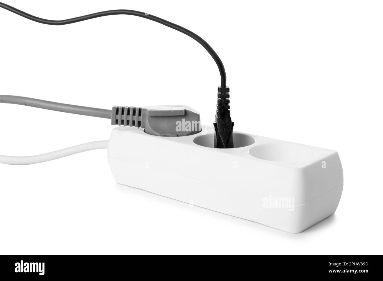 Prolunga elettrica con spine isolate su sfondo bianco Foto Stock